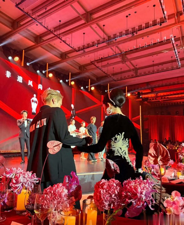 实盘配资门户 时尚芭莎年度盛典：王嘉尔贴心护卫杨幂成全场焦点